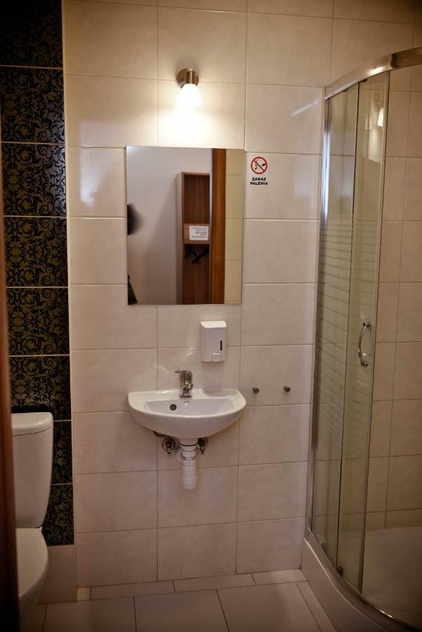 Kolumny 217- Tanie Noclegi Pracownicze, Parking Bezplatny Lodz  Luaran gambar